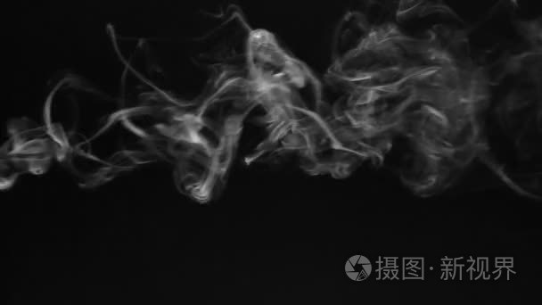 白烟在黑色背景上的圆环的形式视频