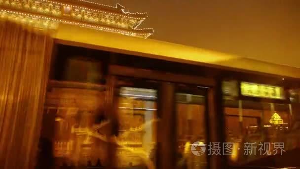 中国 Sep 08，2016:Beijing 古建筑夜景 & 繁忙的交通