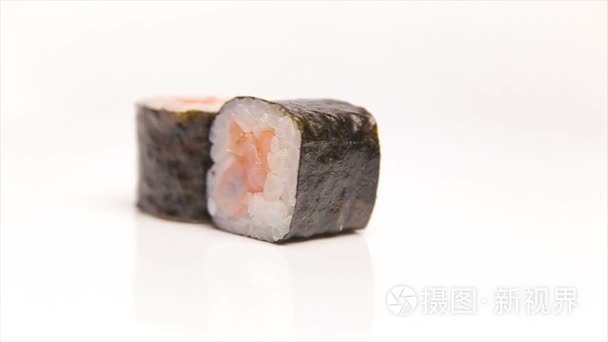 旋转上孤立的白虾寿司卷视频