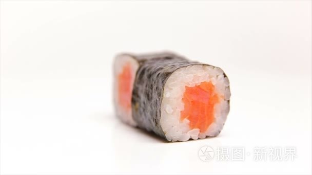 寿司卷三文鱼的旋转上白色孤立视频