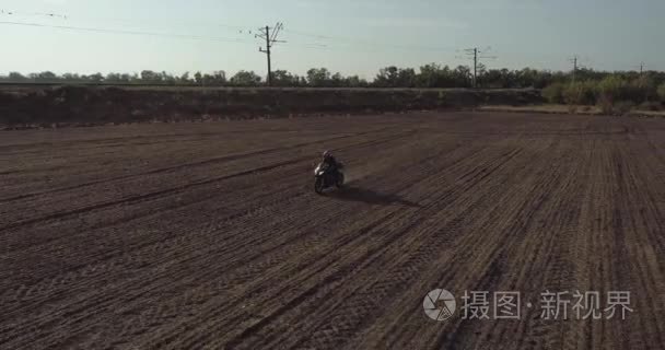 一名电单车骑领域视频