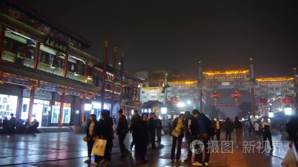 中国 Sep 08 2016:timelapse 人群走在唐人街，中国北京夜市，霓虹古店