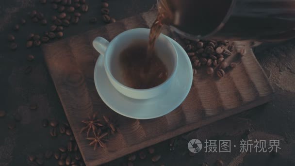 杯热咖啡与烤豆仿古木制背景视频