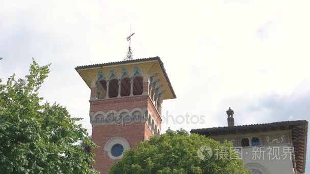 天空，美丽的建筑和树