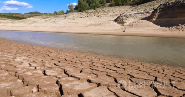 河和干旱的大地在西班牙视频