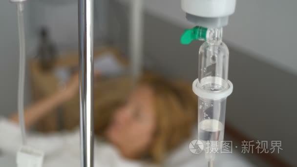 一名女病人在病房里用点滴视频