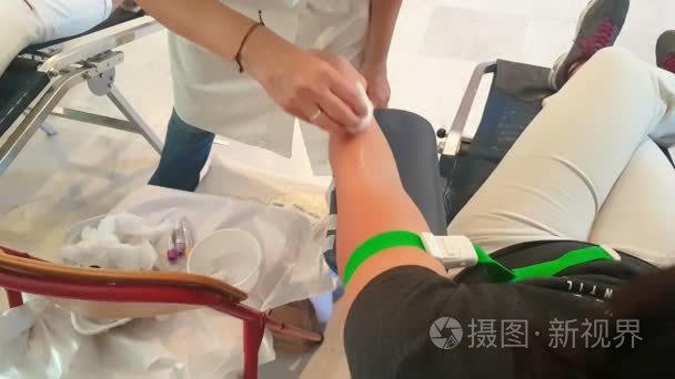 血液捐助女人正在准备给她的血视频