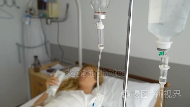一名女病人在病房里用点滴视频