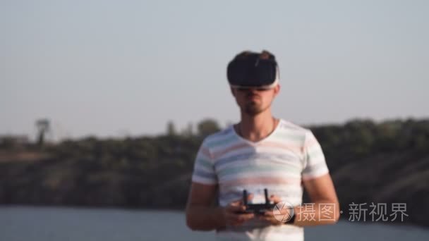 在控制无人机的 Vr 眼镜的男人