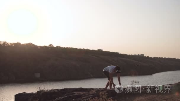 控制无人机使用视频眼镜的男人