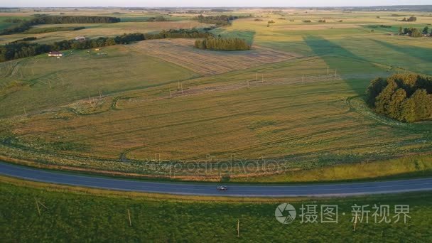 跑车驾驶领域的鸟瞰图视频