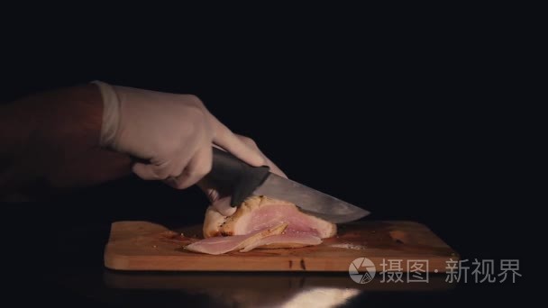 木制切菜板厨师手削减鸡肉圆角视频