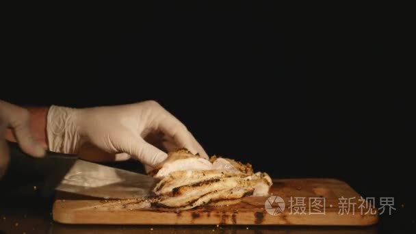 木制切菜板厨师手削减鸡肉圆角视频