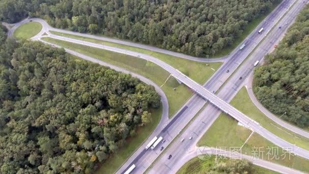 空中的高速公路，高速公路交通卡车和轿车的道路上视频