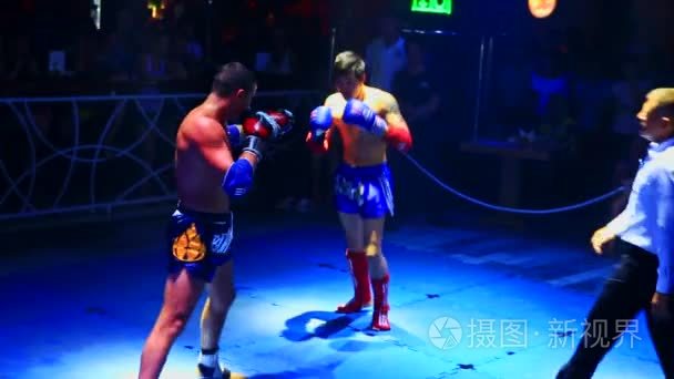 泰国拳击手在夜总会打拳击视频