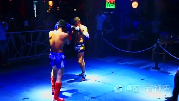 泰国拳击手在夜总会打拳击视频