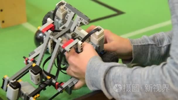 修理机器人足球比赛中的儿童视频