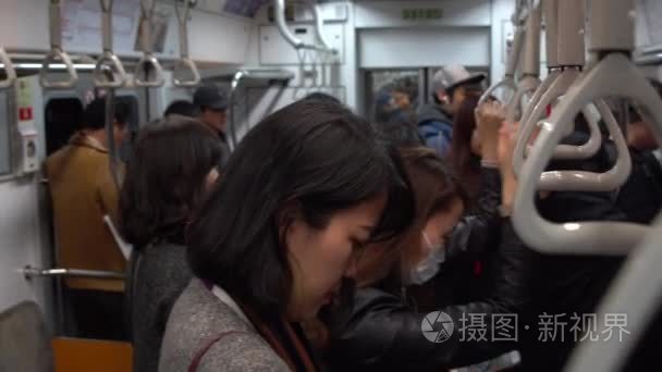 首尔地铁里的人们视频