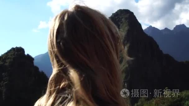 女人享受着的神圣山谷的景色视频