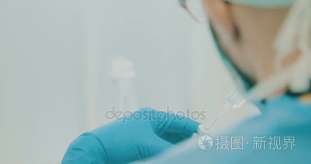 肿瘤学药剂师准备化疗药物视频