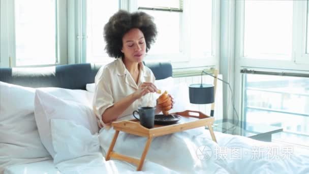 女人在床上吃早餐视频