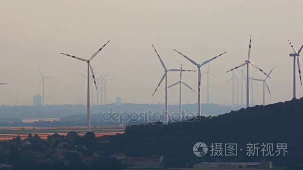 年轻女孩戴着耳机听音乐，在秋天的城市公园里唱最喜欢的歌。 女孩是个了不起的人视频