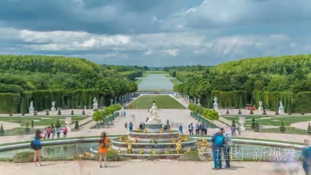 在法国的凡尔赛花园过程拉多喷泉