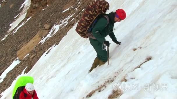 登山运动员在雪山视频