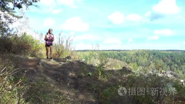 登山小径上的女徒步旅行者视频