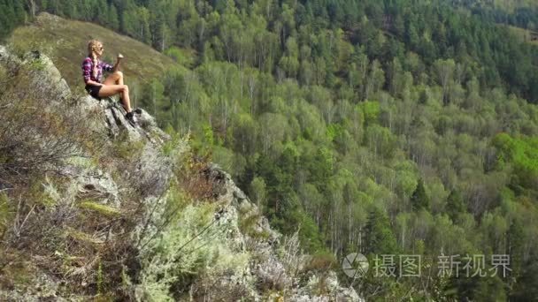 女人看着美丽的风景视频