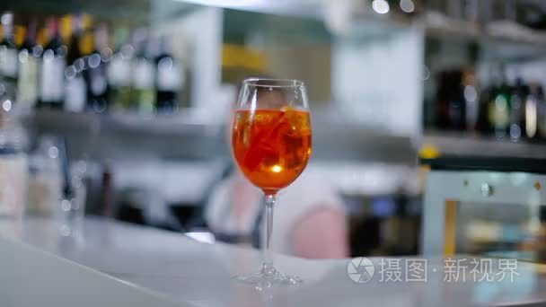 女人做 Aperol 喷鸡尾酒