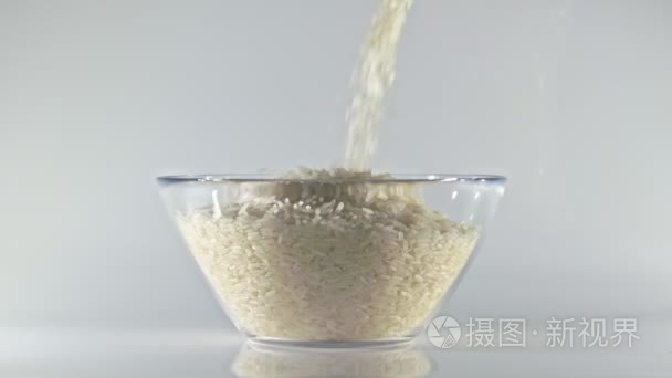 特写镜头的水稻撒布在一个碗里