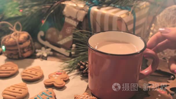 女孩沿着茶树种植园后面的小路慢走视频