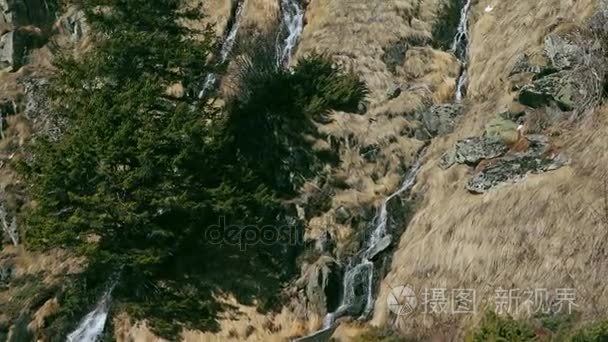 在春天融化的高山水流视频