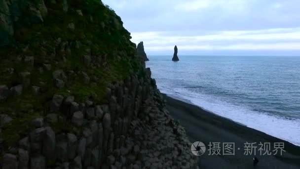 Reinisfjara 海滩海边的岩石