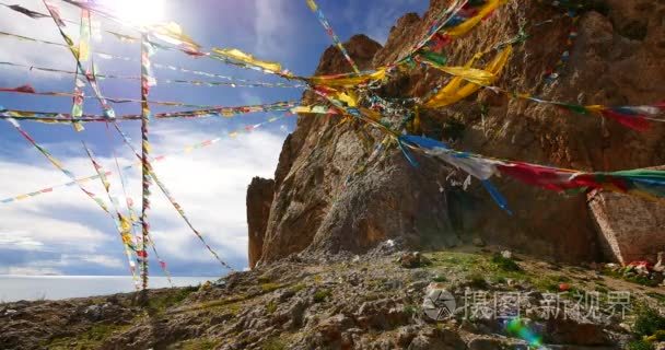 在西藏，历代高僧冥想在山洞里湖纳木措 4 k 幡