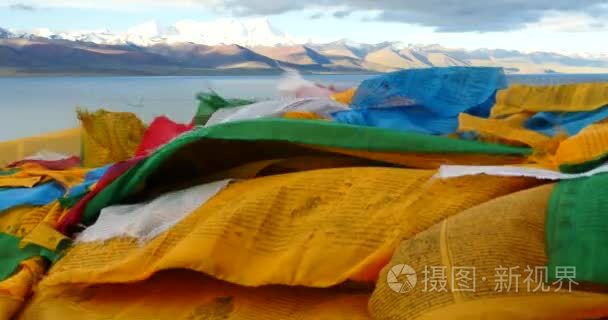 4 k 巨大云大众翻滚湖纳木措  雪山，祈祷旗帜在风中