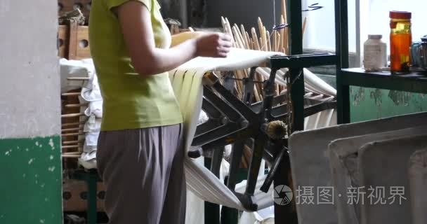 中国-Aug 08，2016:4 k 丝绸厂生产的妇女工作线开卷茧在中国