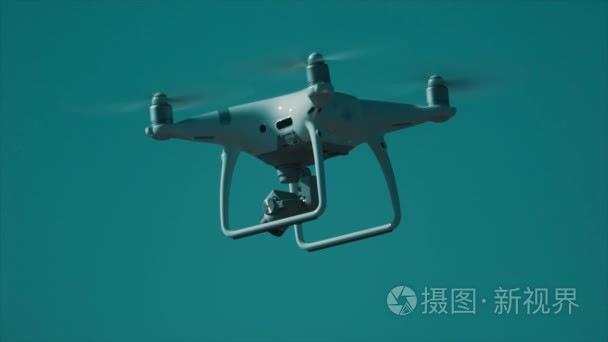 白色相机 quadcopter 面前明确蓝天飞行