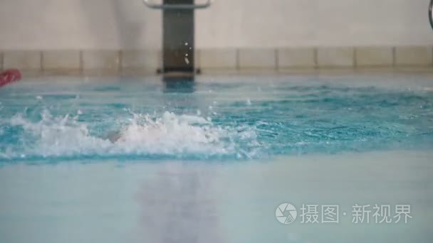 在游泳池里游泳的运动型女人视频