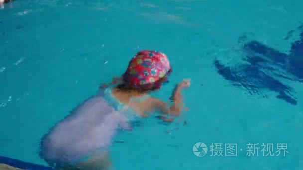 小女孩游泳视频