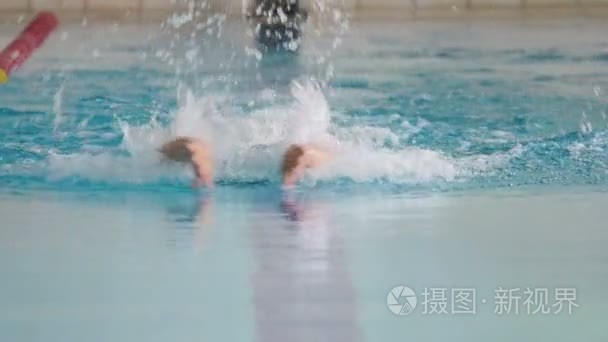 男子游泳蝶泳视频