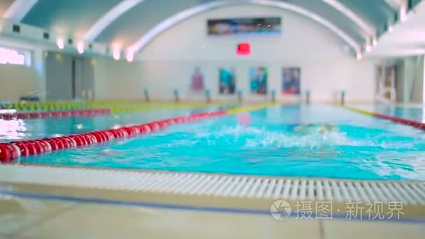 泳池男子游泳仰泳风格视频