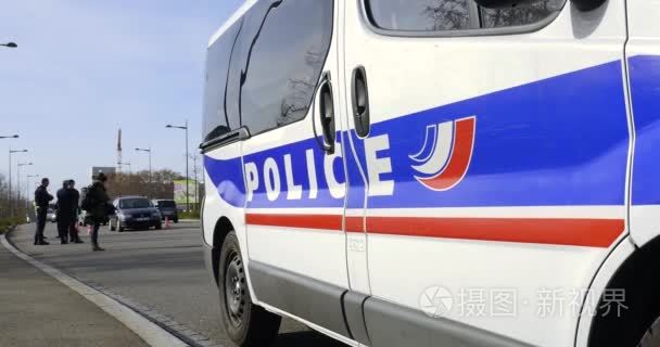 法国警方检查车辆