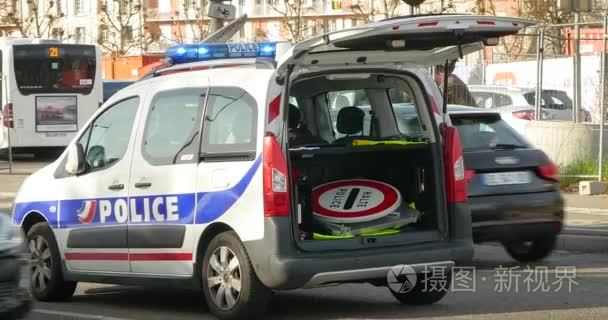 法国警方检查车辆视频