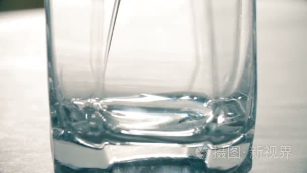 稠密液体流动现象的玻璃视频