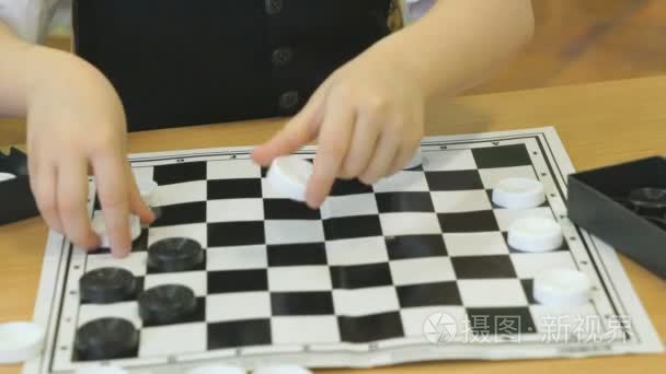 孩子在幼儿园在室内玩跳棋