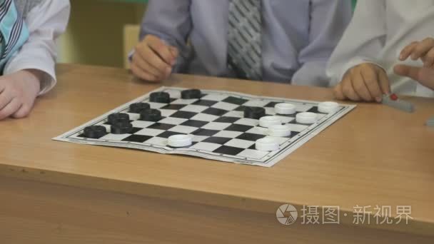 孩子们在幼儿园在室内玩跳棋视频