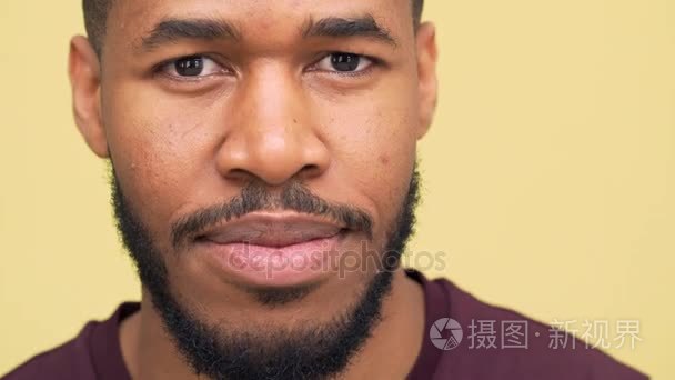 皮肤黑胡子男人表达幸福微笑点头积极在黄色背景极端特写肖像.