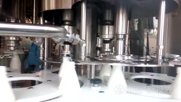 这一进程的牛奶瓶在乳品厂视频